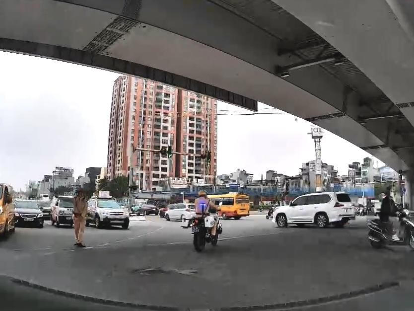 Quá trình di chuyển, đoàn xe tiếp tục nhận được sự hỗ trợ, phối hợp của lực lượng CSGT trên tuyến, tạo điều kiện lưu thông nhanh nhất.