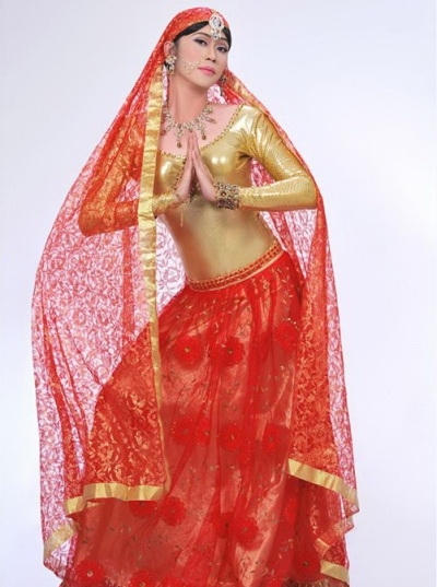 Gương mặt kiêu kì, dáng vóc mảnh mai cực chuẩn, Hoài Linh khiến người khác phải ghen tị khi hóa thân vào vai cô gái Ấn Độ.