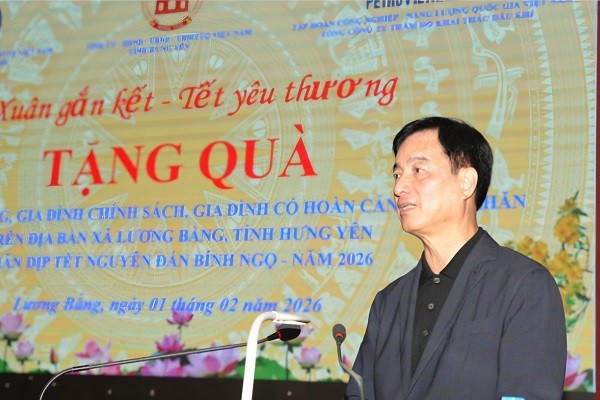 Ông Nguyễn Duy Ngọc, Ủy viên Bộ Chính trị, Bí thư Thành ủy Hà Nội phát biểu tại chương trình trao quà Tết người có công, gia đình chính sách, hộ nghèo, hộ có hoàn cảnh khó khăn trên địa bàn xã Lương Bằng, tỉnh Hưng Yên.