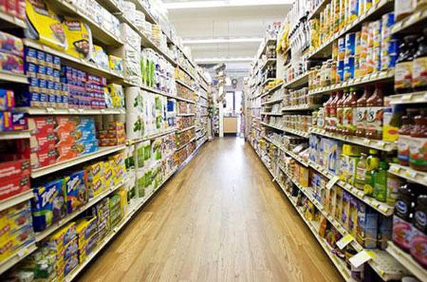 Siêu thi bày bán các loại thực phẩm.