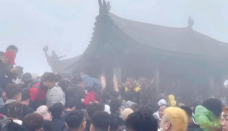 Đông đảo du khách hành hương, dâng hương tại khu vực chùa Đồng trên đỉnh Yên Tử.