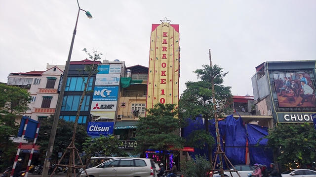 Có thể nhận thấy rõ tình trạng này ở các tuyến phố nhiều cơ sở karaoke như đường Trần Thái Tông, đường Xã Đàn, Đào Tấn...