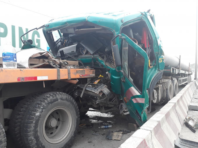 Cabin xe đầu kéo biến dạng sau va chạm.