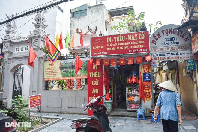 Con phố này cũng còn giữ được khá nhiều đình miếu cổ như đền Phúc Hậu, đình Tam Thánh, đình Lương Ngọc, đình Kim Hộ, đền Vọng Tiên, đình Thiên Tiên, đình Đông Mỹ…