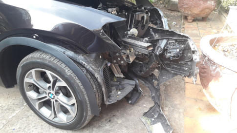 Chiếc BMW nát đầu sau cú va chạm với gốc me