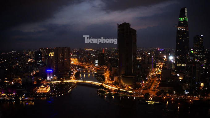 Cầu Khánh Hội nối quận 1 và quận 4.