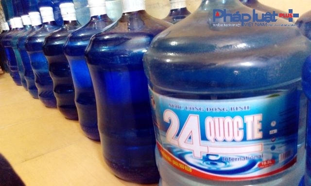 Rất nhiều bình nước đã được hoàn thiện, chuẩn bị đem đi tiêu thụ.