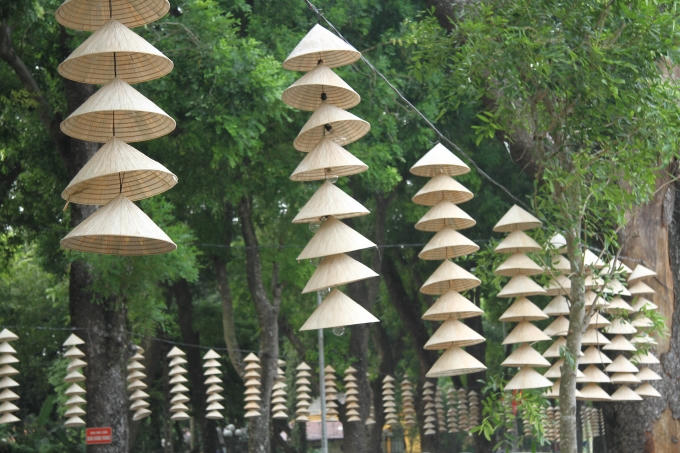 Ph&iacute;a ngo&agrave;i dọc hai b&ecirc;n đường Ho&agrave;ng Diệu cũng được trang tr&iacute; bằng những chiếc n&oacute;n l&aacute;.