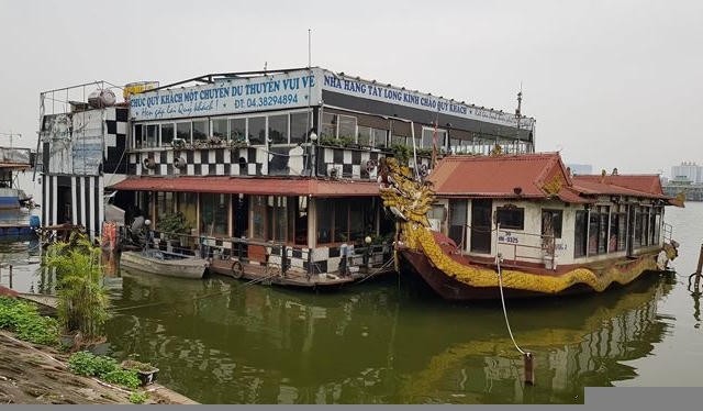 Du thuyền xa hoa thành phế thải án ngữ hồ Tây