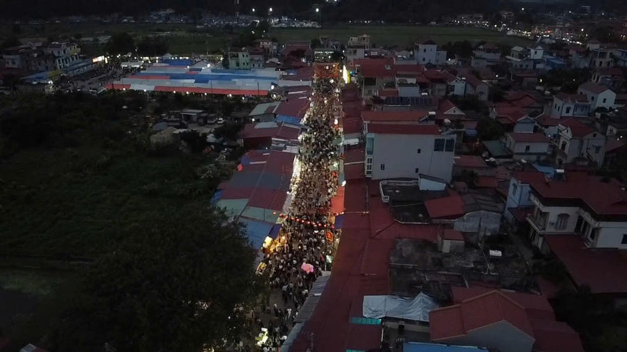 Hàng vạn người đổ về chợ “mua may, bán rủi” Viềng Xuân- Phủ Dầy