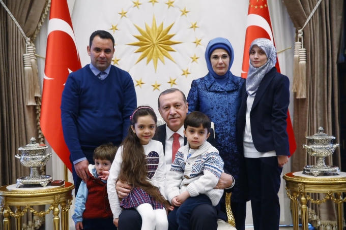 Tổng thống Erdogan chụp hình lưu niệm cùng bé Bana.