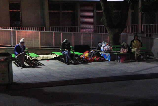 H&igrave;nh ảnh khiến nhiều người x&oacute;t xa khi v&agrave;o bệnh viện những ng&agrave;y gi&aacute; r&eacute;t n&agrave;y.&nbsp;C&agrave;ng về đ&ecirc;m, người nh&agrave; bệnh nh&acirc;n vất vả hơn trong c&aacute;i r&eacute;t cắt da cắt thịt.