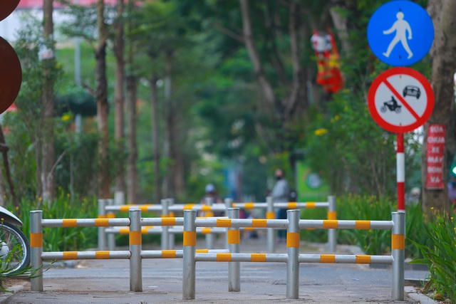 Tuyến phố đi bộ chia làm 3 đoạn đường nhỏ, mỗi đoạn dựng barie rào chắn và biển báo cấm xe máy, ô tô đi lại trong khu vực.