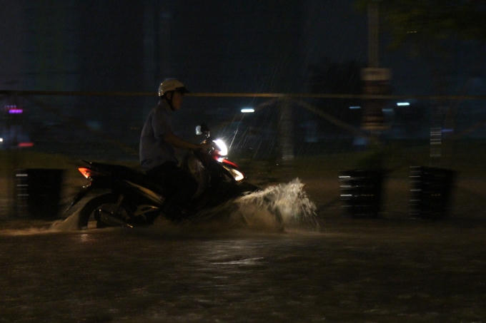 Một nam sinh viên đang "chiến đấu" với dòng nước bị ngập sâu.