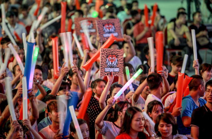 Hơn 3.000 khách có mặt để cổ động cho các đội tuyển của mình.