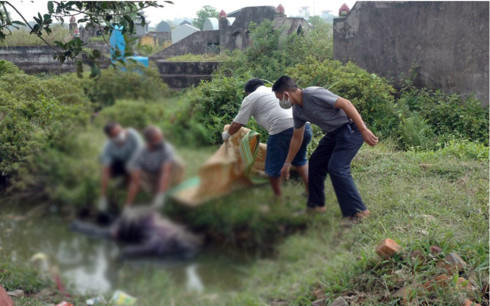 Thi thể nam thanh niên đang phân hủy nổi trên ao.