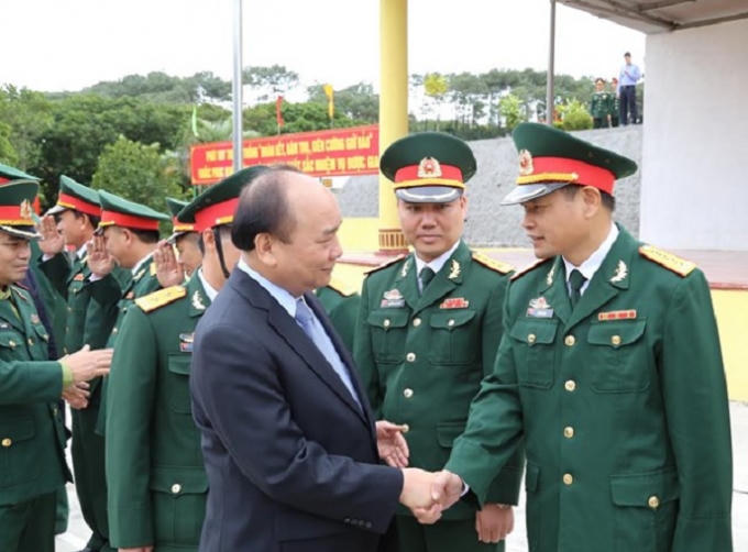 Thủ tướng Nguyễn Xuân Phúc thăm hỏi và tặng quà các cán bộ, chiến sỹ Lữ Đoàn 242.