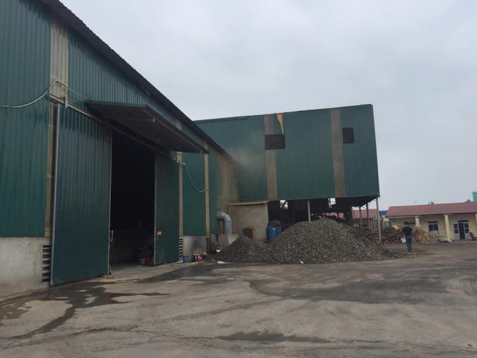 Khu vực sản xuất chứa đầy vật liệu,  khói bụi bốc mù