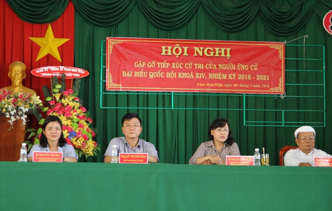Bộ trưởng Lê Thành Long tiếp xúc cử tri tại xã Vĩnh Hòa Hiệp.