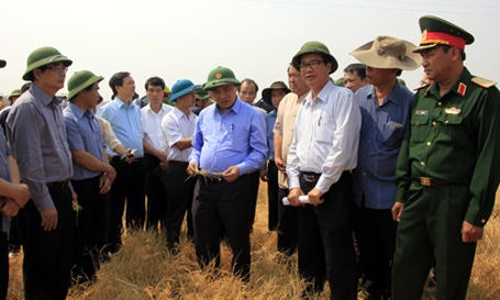 Sáng 24/3/2016, Phó Thủ tướng Nguyễn Xuân Phúc thị sát về tình hình hạn hán ở Chư Pứ và Chư Sê , là các huyện đang nằm trong vùng bị hạn hán khốc liệt của tỉnh Gia Lai, để chỉ đạo công tác chống hạn trước mắt cũng như lâu dài ở vùng Tây Nguyên. Phó Thủ tướng Nguyễn Xuân Phúc cùng các thành viên trong đoàn đã đến cánh đồng lúa nước rộng 70 ha của bà con người Jơ rai làng Thơ Ga B, xã Chư Đôn, huyện Chư Pưh (Ảnh VOV).