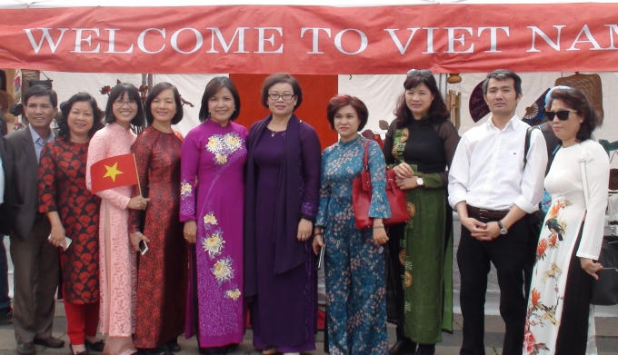 Đại sứ Việt Nam Lê Thị Tuyết Mai (thứ 5 từ trái sang) cùng Đoàn Trung tâm Triển lãm Văn hóa Nghệ thuật Việt Nam và cán bộ Đại sứ quán trước quầy Việt Nam tại Lễ hội Văn hóa và Ngôn ngữ ở Oslo.