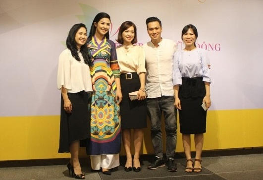 Diễn viên NSND Lan Hương và MC - diễn viên Việt Anh đồng hành cùng chương trình.