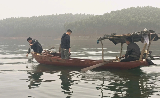 Lực lượng chức năng tìm thấy thi thể cháu bé 11 tuổi vào sáng 22/2. Ảnh: Trần Thanh.