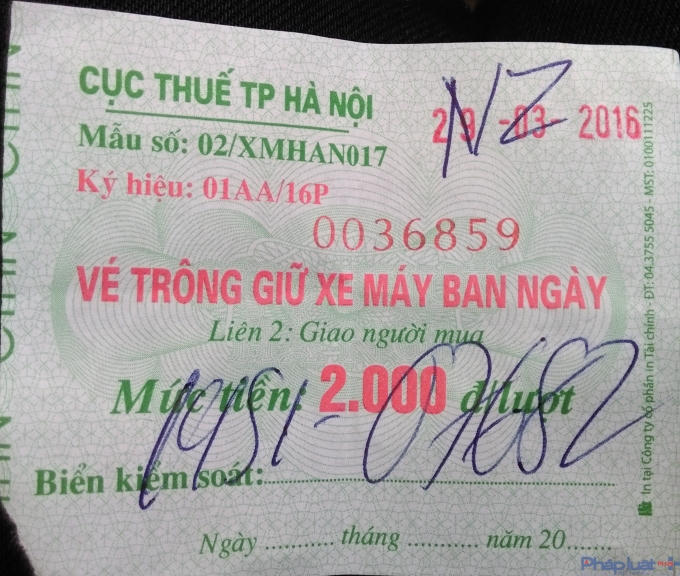 Giá trên tờ vé là 2.000 đồng nhưng người trông xe lại thu cao gần gấp 3 lần giá vé. (Ảnh: Người dân cung cấp)