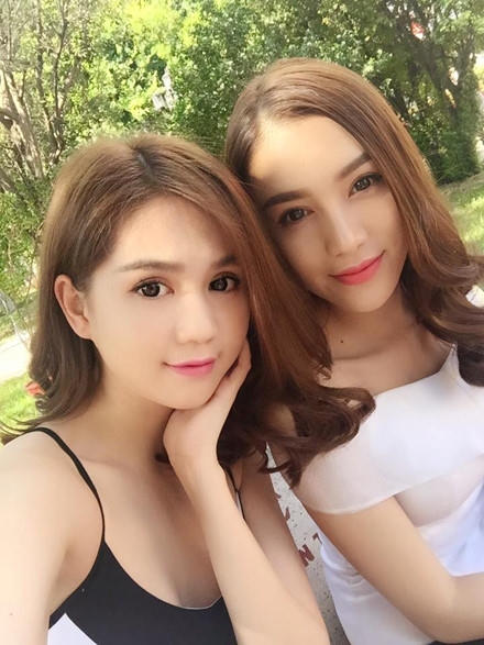 Cô thân thiết bên Ngọc Trinh