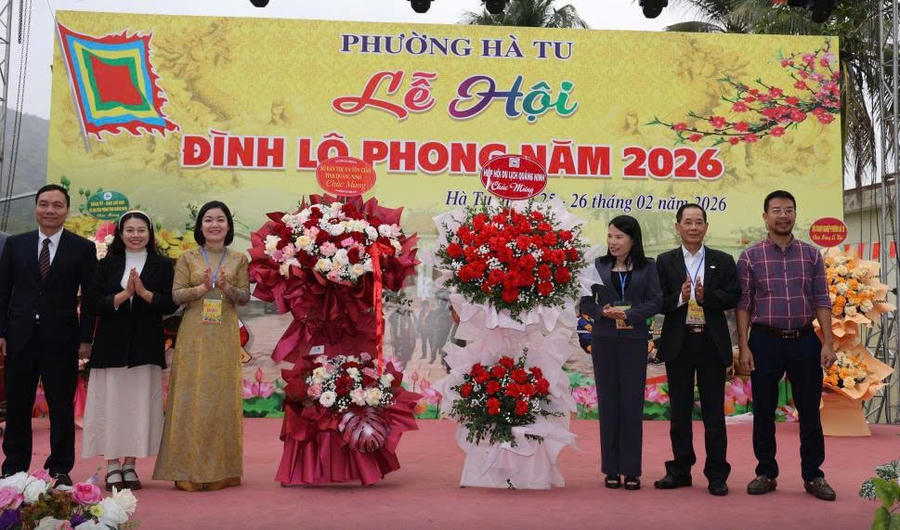 Lãnh đạo Sở Dân tộc và Tôn giáo, lãnh đạo Hiệp hội Du lịch Quảng Ninh tặng hoa chúc mừng.