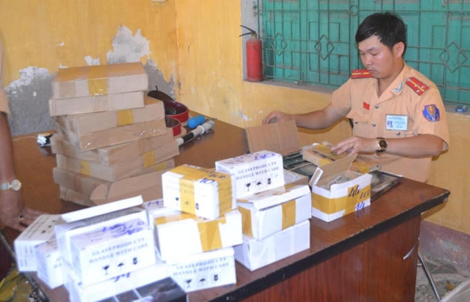 lực lượng chức năng tiến hành kiểm đếm lô hàng.