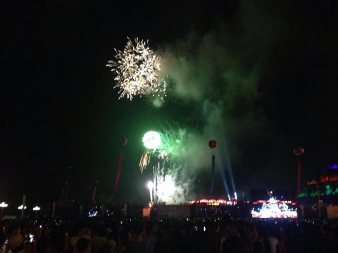 Màn bắn pháo hoa tầm cao đã làm nức lòng du khách trong và ngoài nước.