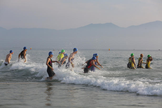 Đúng 6h20 phút các vận động viên bắt đầu xuất phát ở nội dung bơi.