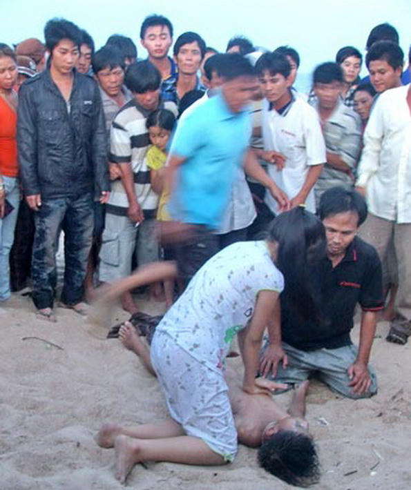 Một vụ sơ cứu nam sinh đuối nước tại bãi biển Ninh Tịnh 2, phường 9, TP Tuy Hòa.