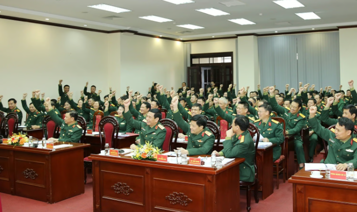 Cử tri Văn phòng Bộ Quốc phòng biểu quyết giới thiệu Đại tướng Phan Văn Giang ứng cử đại biểu Quốc hội khóa XVI. Ảnh: Bộ Quốc phòng