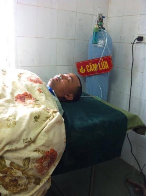 Anh Lỗ Văn Luyện được khám tại Bệnh viện Thanh Thủy sau khi bị đánh.