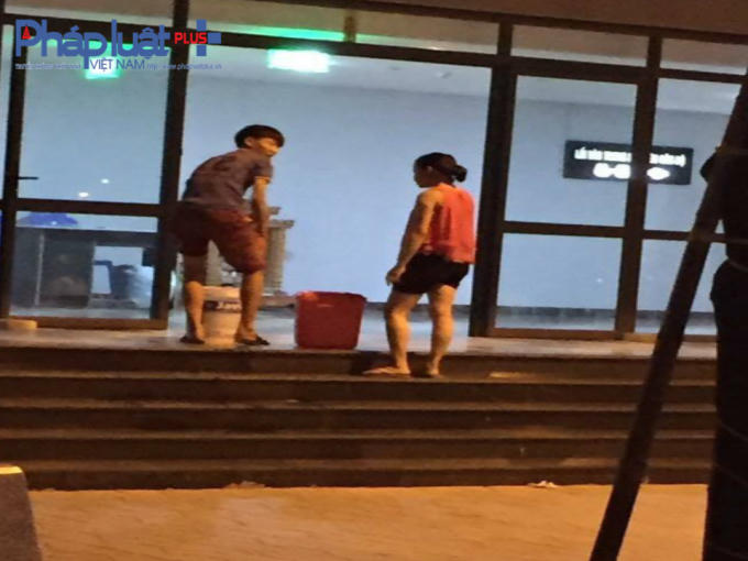 Người dân phải đi xách từng xô nước để sinh hoạt, tình trạng mất nước kéo dài ảnh hưởng nghiêm trọng sức khỏe của người dân