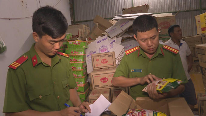 Cơ quan chức năng đang kiểm đếm số hàng không rõ nguồn gốc.