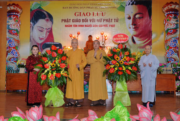 HT. Thích Thanh Nhiễu; HT. Thích Thanh Hưng tặng hoa chúc mừng.