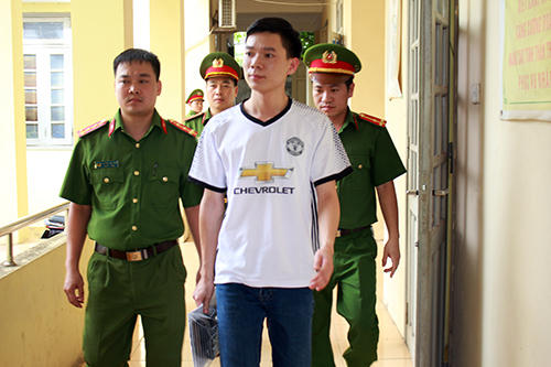 Cơ quan CSĐT dẫn giải Hoàng Công Lương.
