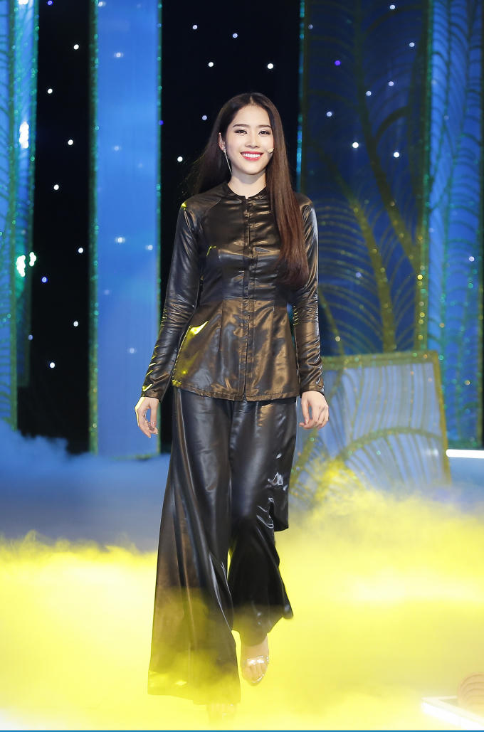 Bộ áo bà ba thuần túy mà Hoa khôi Nam Em đã thể hiện trong phần mở màn đặc sắc của show diễn The Dreamers được trao tặng.