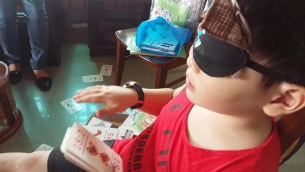 Bé Kiểm bịt mắt đoán hình và làm các phép tính.