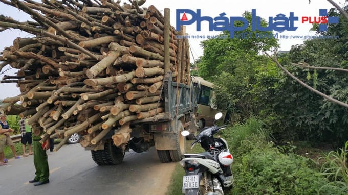 xe chở gỗ húc xe khách lao xuống rệ đường (Ảnh: Tiến Vũ)
