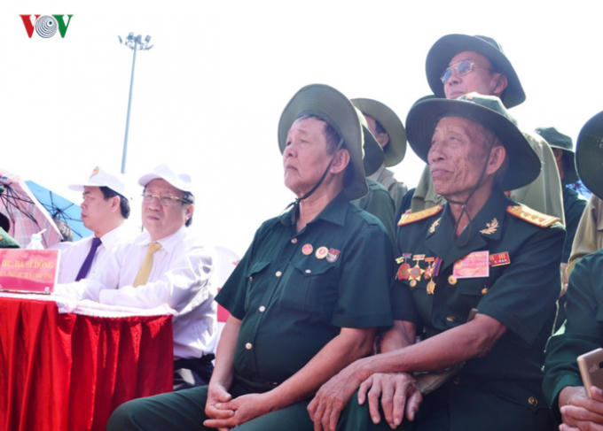 Cựu chiến binh Nguyễn Văn Đồng và Trần Xuân Gứng, thuộc Trung đoàn 27 Triệu Hải anh hùng có mặt trong buổi lễ