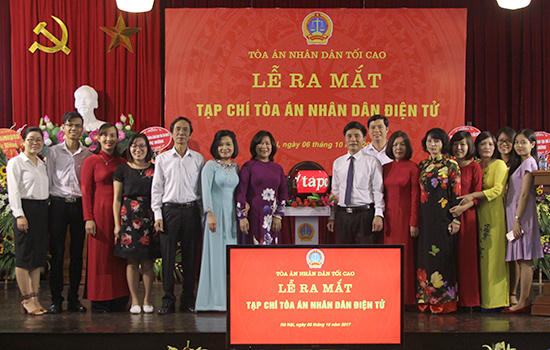 Lãnh đạo TANDTC chụp ảnh với cán bộ, phóng viên, biên tập viên tại buổi Lễ ra mắt Tạp chí TAND điện tử