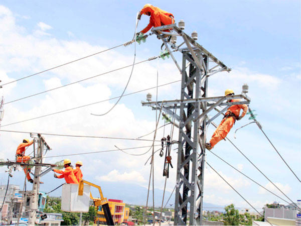 Doanh nghiệp điện vừa ứng ph&oacute; với nắng n&oacute;ng, vừa đề ph&ograve;ng thi&ecirc;n tai