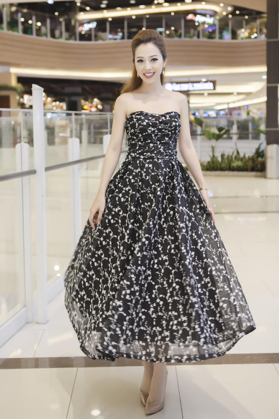 Kiểu váy cổ điển giúp hoa hậu Jennifer khoe được vóc dáng mượt mà dù đã trải qua 3 lần sinh nở.