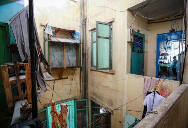 Không gian chung cư nhỏ hẹp, thiếu ánh sáng nên nhiều hộ dân buộc thêm nhiều sợi dây kẽm phía ngoài để phơi quần áo.