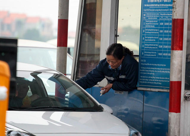 Trước tình trạng nhiều tài xế dùng tiền lẻ mua vé, trạm thu phí phải tăng cường số nhân viên làm việc.
