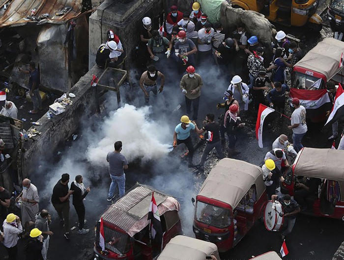 Tại Quảng trường Tahrir ở Baghdad, c&aacute;c t&igrave;nh nguyện vi&ecirc;n ph&aacute;t thực phẩm, đồ uống, mặt nạ ph&ograve;ng độc v&agrave; c&aacute;c l&aacute;i xe tuk-tuk hiện đang được ưu ti&ecirc;n. Chỉ v&agrave;i tuần trước, những ch&agrave;ng trai trẻ n&agrave;y đ&atilde; phải vật lộn để kiếm được thậm ch&iacute; chỉ 20 USD/ng&agrave;y với c&ocirc;ng việc của m&igrave;nh